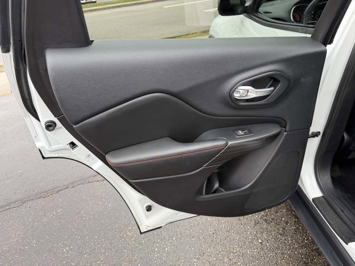 Used 2016 Jeep Cherokee Trailhawk w/ Comfort/Convenience Group image 14