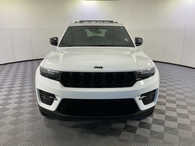 Used 2023 Jeep Grand Cherokee Altitude AWD/4WD image 2