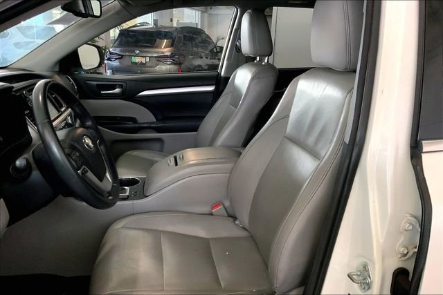Used 2014 Toyota Highlander XLE FWD image 11
