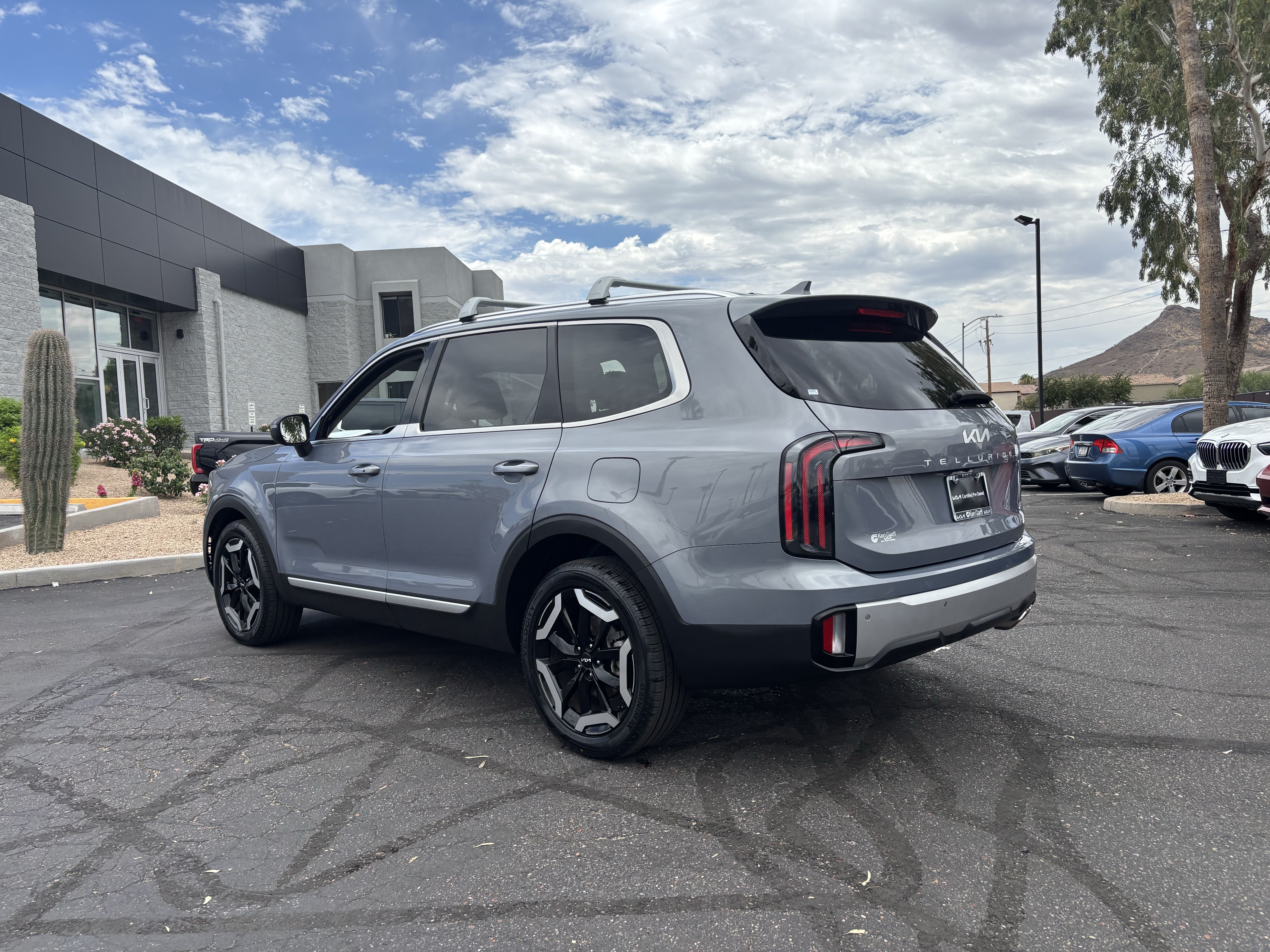 Used 2023 Kia Telluride EX w/ EX Captain's Chair Package AWD/4WD image 4