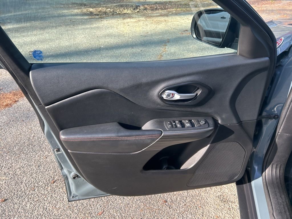 Used 2015 Jeep Cherokee Trailhawk w/ Comfort/Convenience Group image 17