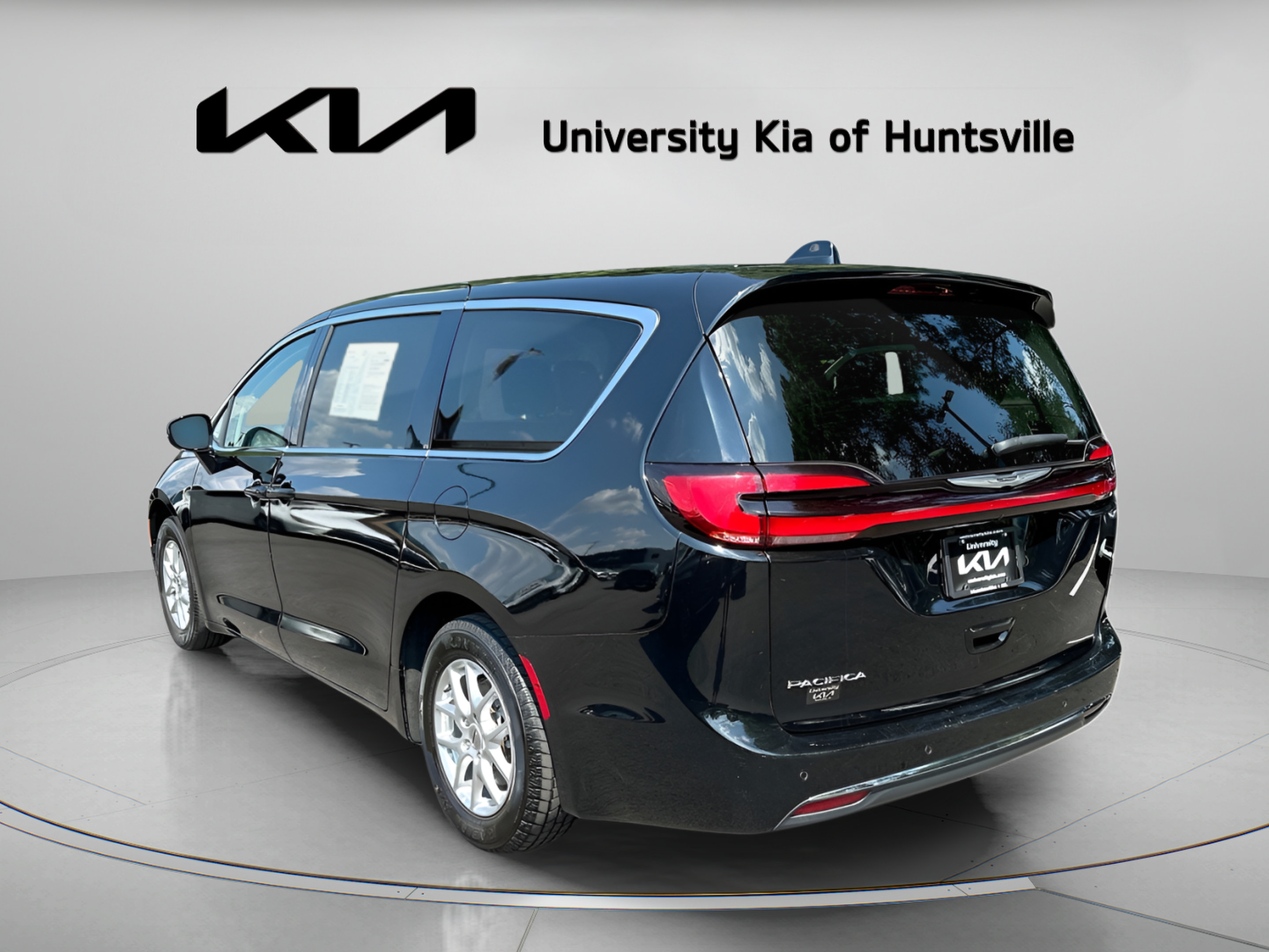 Used 2024 Chrysler Pacifica Touring-L FWD image 6