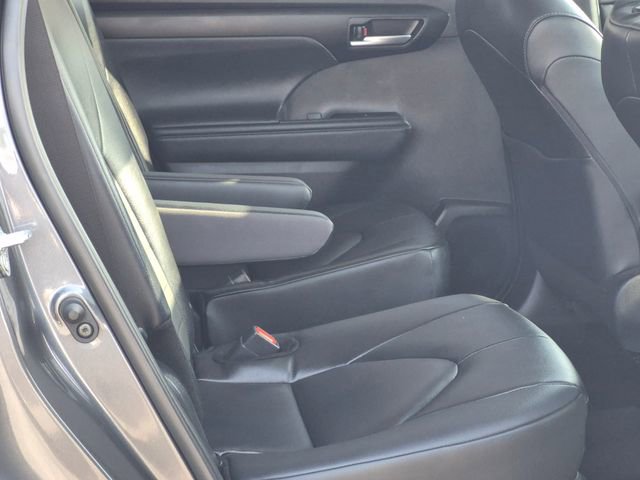 Used 2025 Toyota Highlander XLE FWD image 22