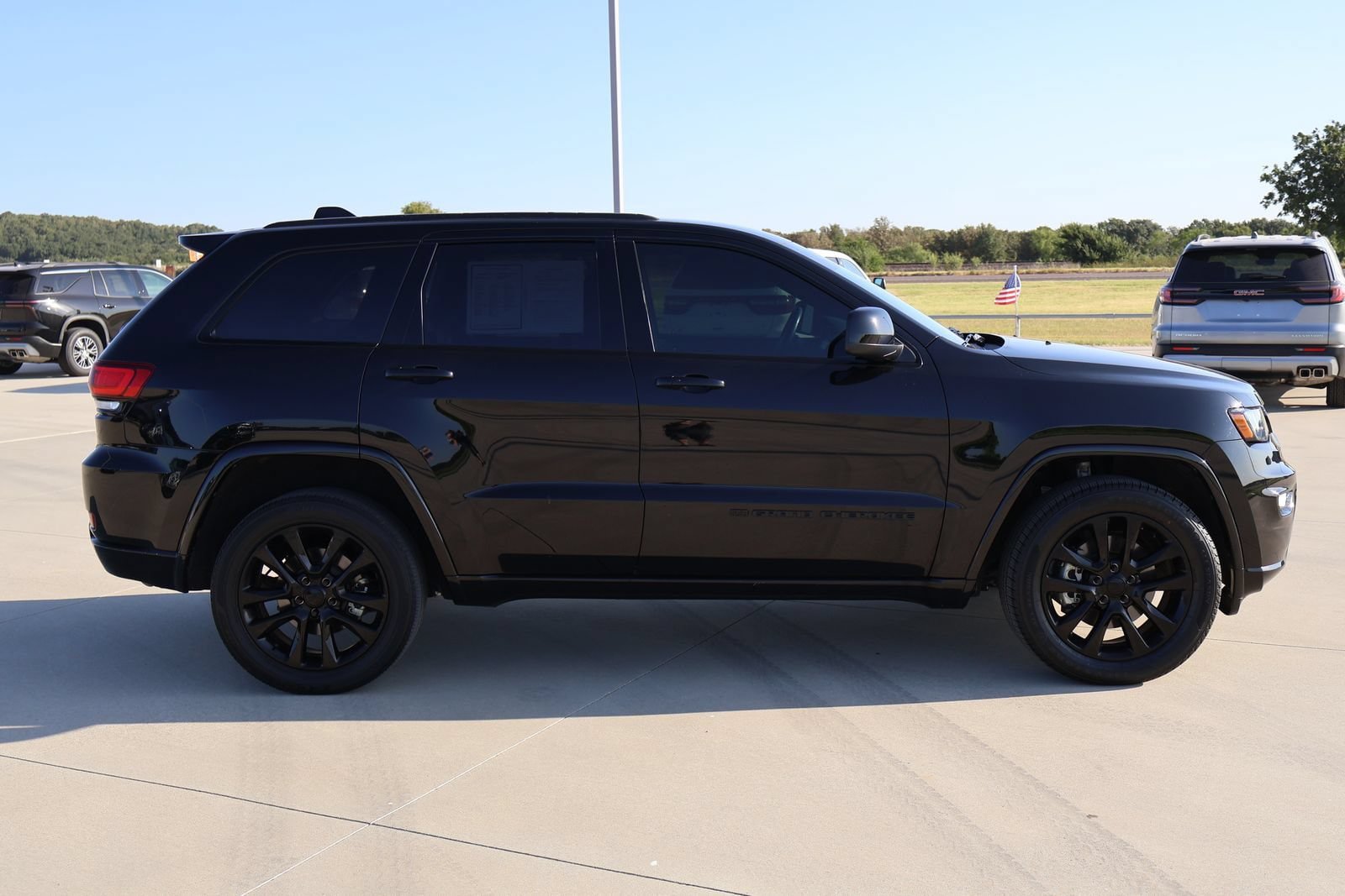 Used 2022 Jeep Grand Cherokee Laredo X AWD/4WD image 5