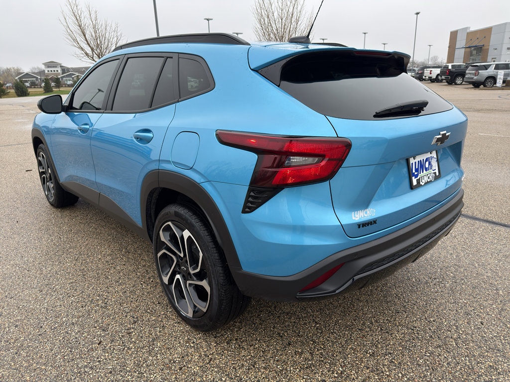 Used 2025 Chevrolet Trax RS w/ Sunroof Package image 3