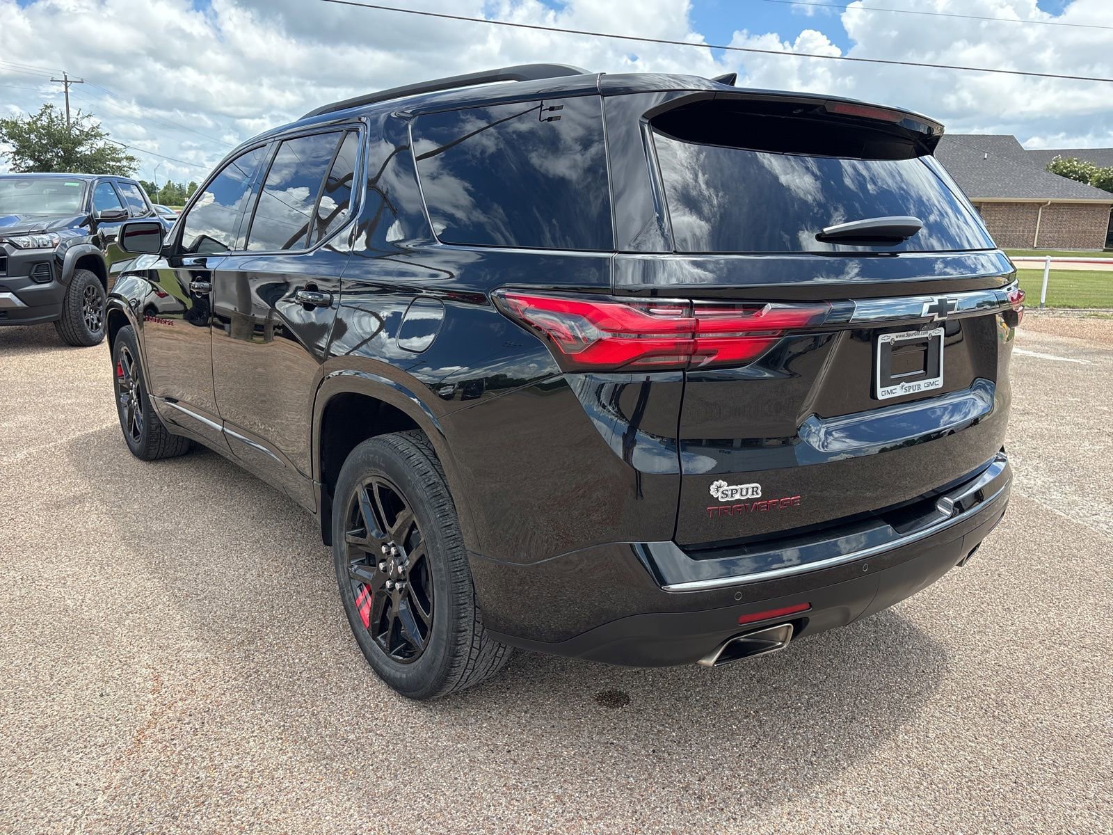 Used 2022 Chevrolet Traverse Premier w/ Redline Edition FWD image 4
