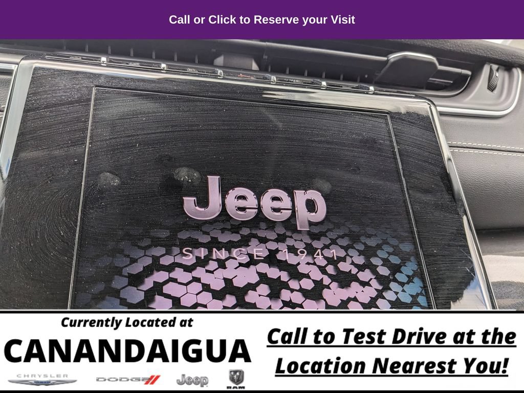 Used 2023 Jeep Grand Cherokee Laredo AWD/4WD image 19