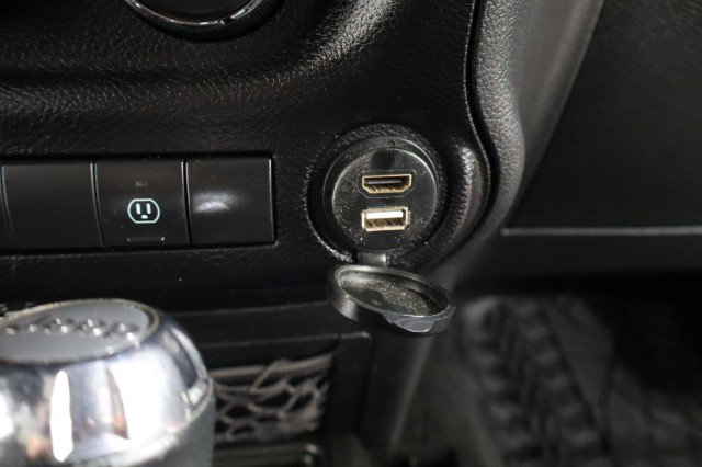 Used 2017 Jeep Wrangler Unlimited Sahara w/ Connectivity Group AWD/4WD image 65