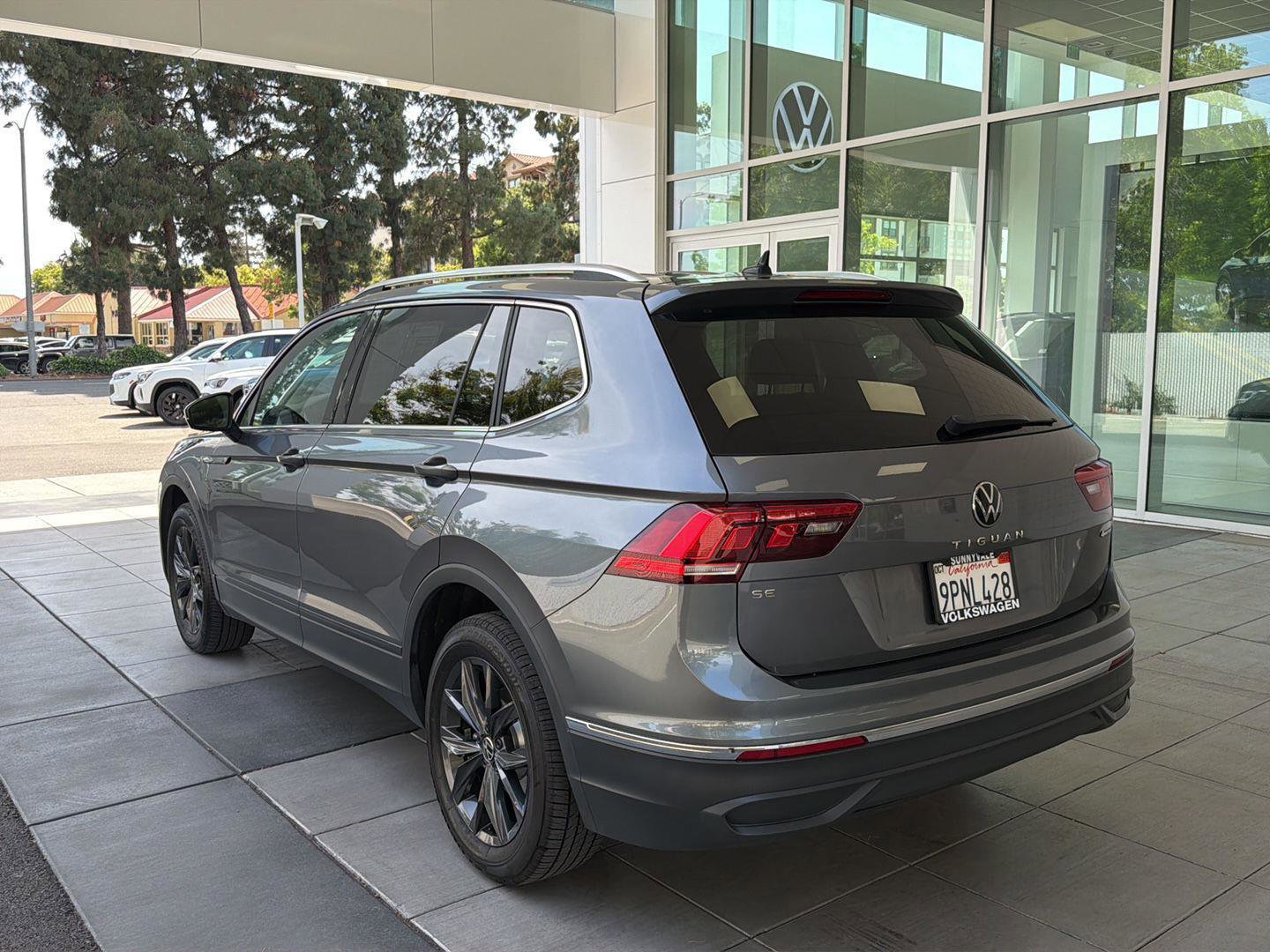 Certified 2024 Volkswagen Tiguan SE w/ Panoramic Sunroof Package AWD/4WD image 3