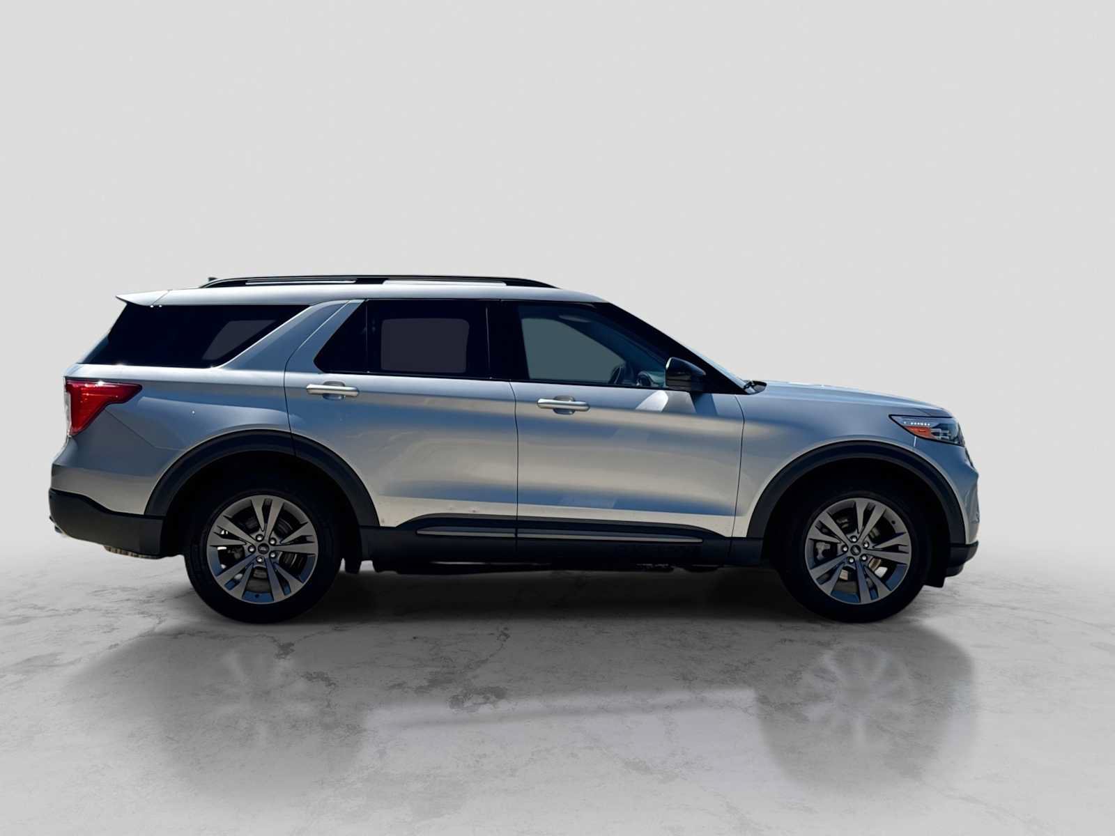 Used 2022 Ford Explorer XLT w/ Equipment Group 202A AWD/4WD image 7