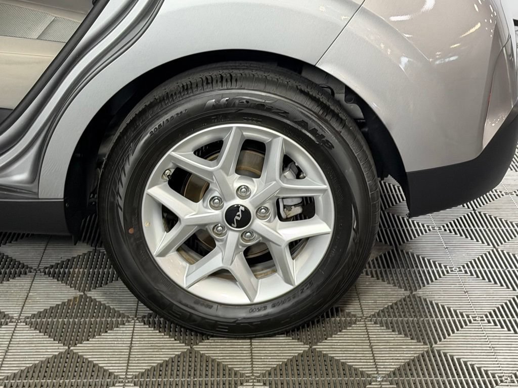 Used 2025 Kia Soul LX w/ LX Technology Package FWD image 13