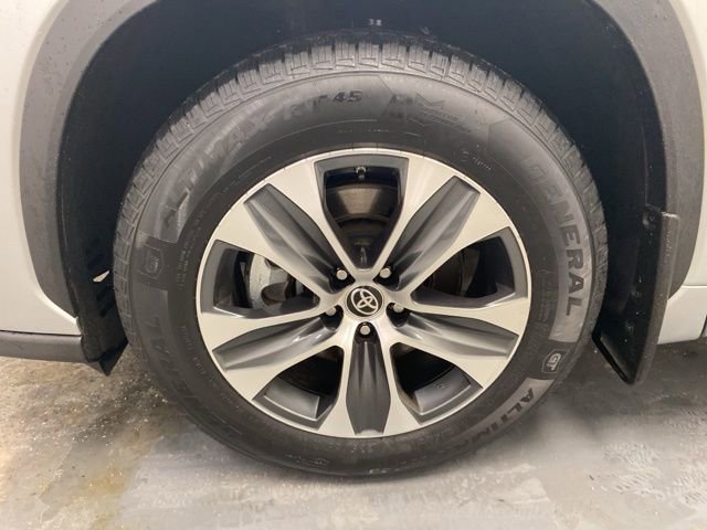 Used 2022 Toyota Highlander XLE image 32