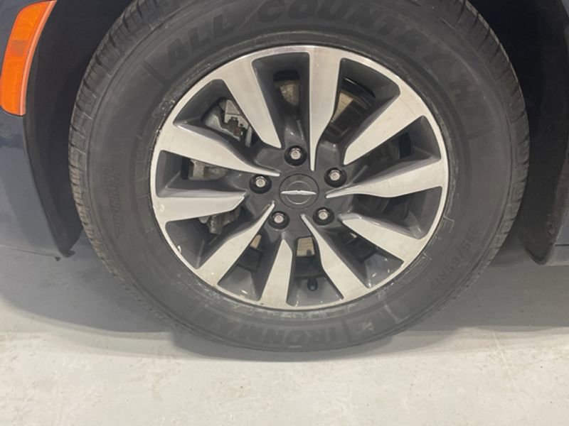 Used 2023 Chrysler Pacifica Touring-L w/ Uconnect Theater Family Group image 9