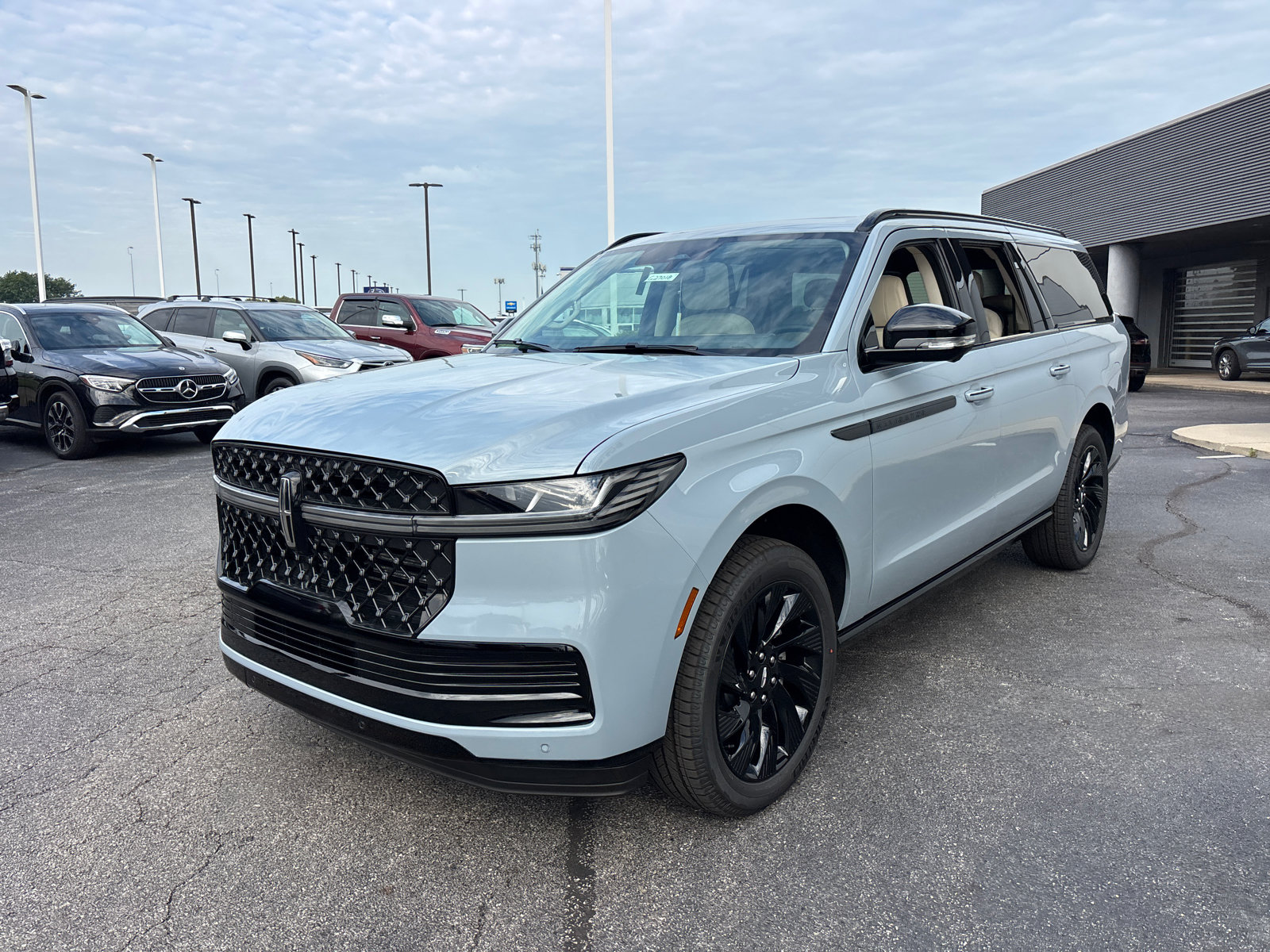 New 2027 Lincoln Navigator L Reserve w/ Jet Appearance Package AWD/4WD image 3