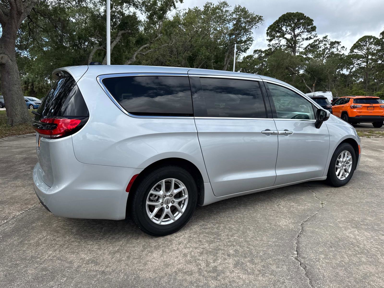 Certified 2023 Chrysler Pacifica Touring-L image 3