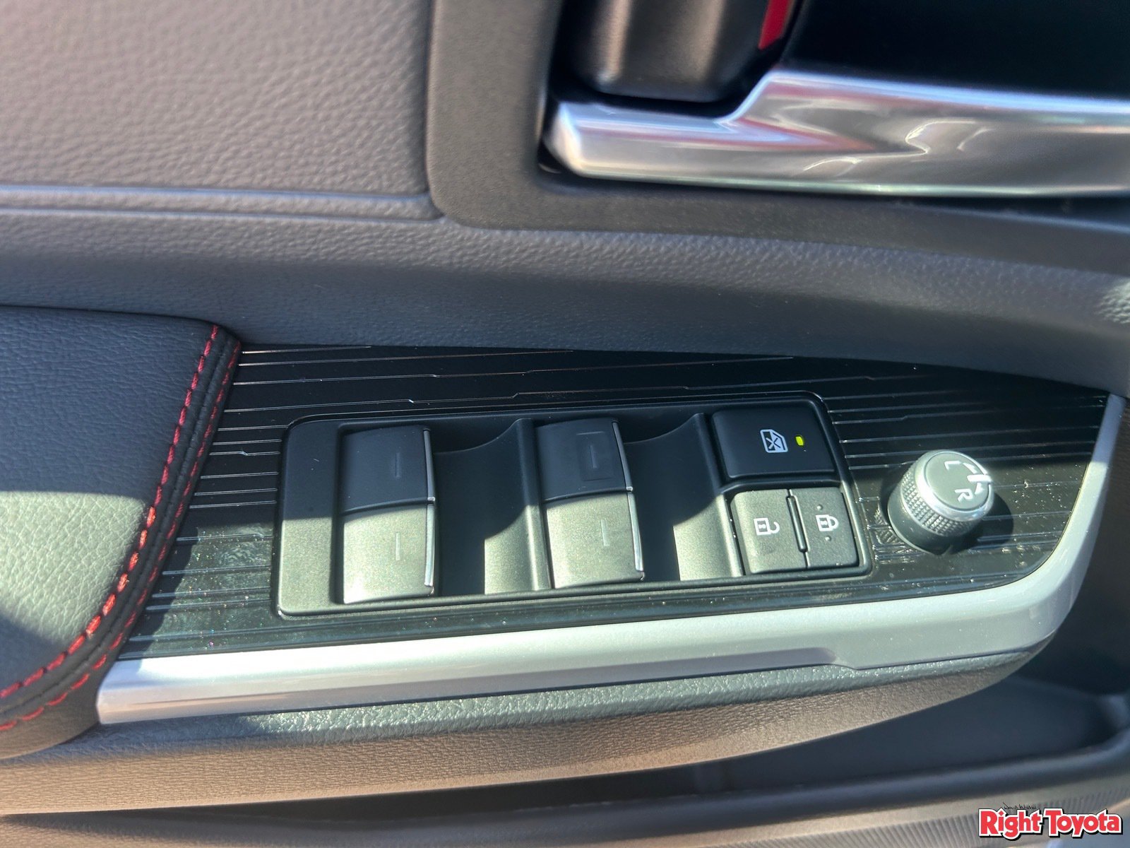 New 2026 Toyota Sienna XSE AWD/4WD image 18