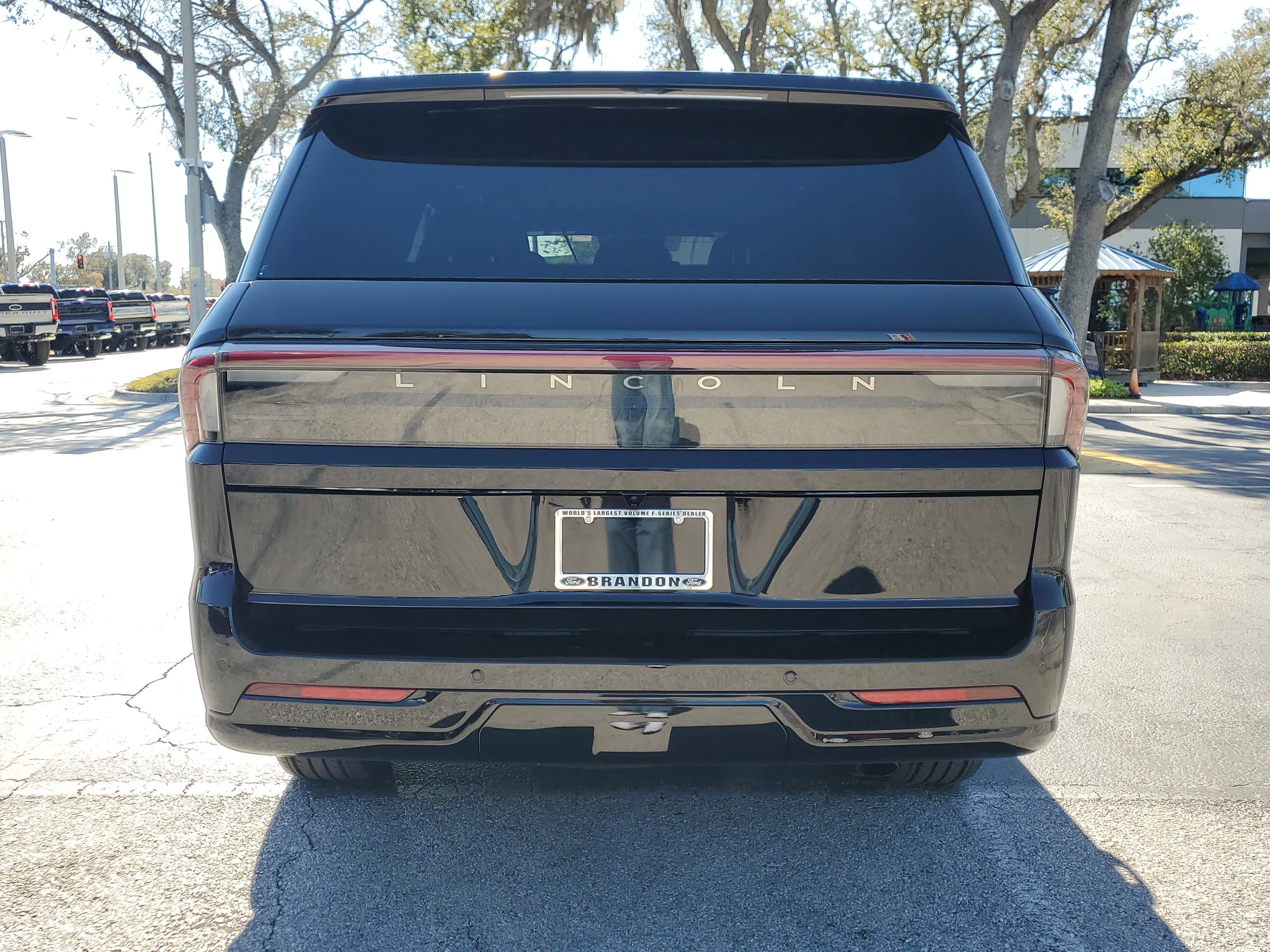 Used 2025 Lincoln Navigator Reserve w/ Jet Appearance Package image 8