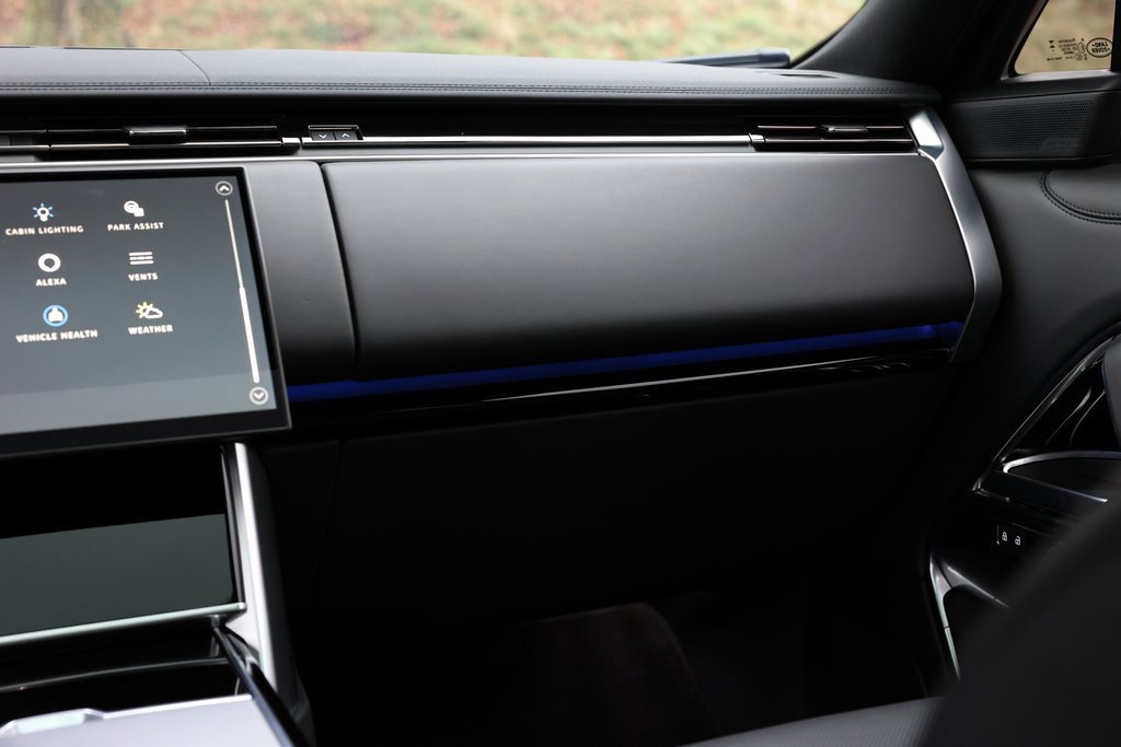 Used 2025 Land Rover Range Rover SE image 36