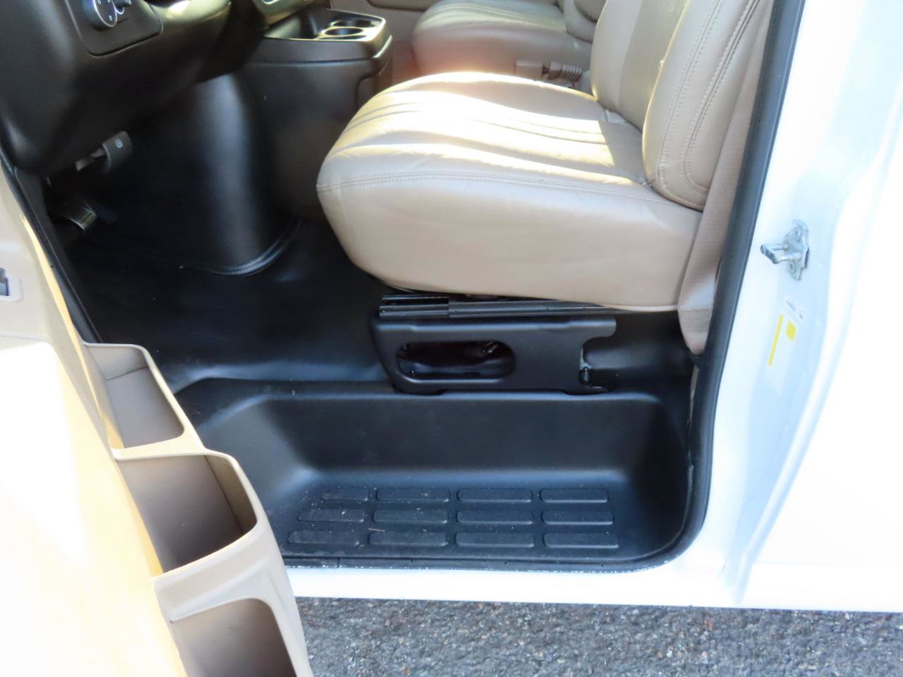 Used 2022 Chevrolet Express 3500 w/ Driver Convenience Package image 12