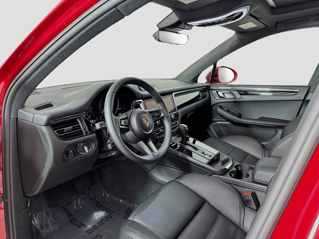 Certified 2025 Porsche Macan image 4
