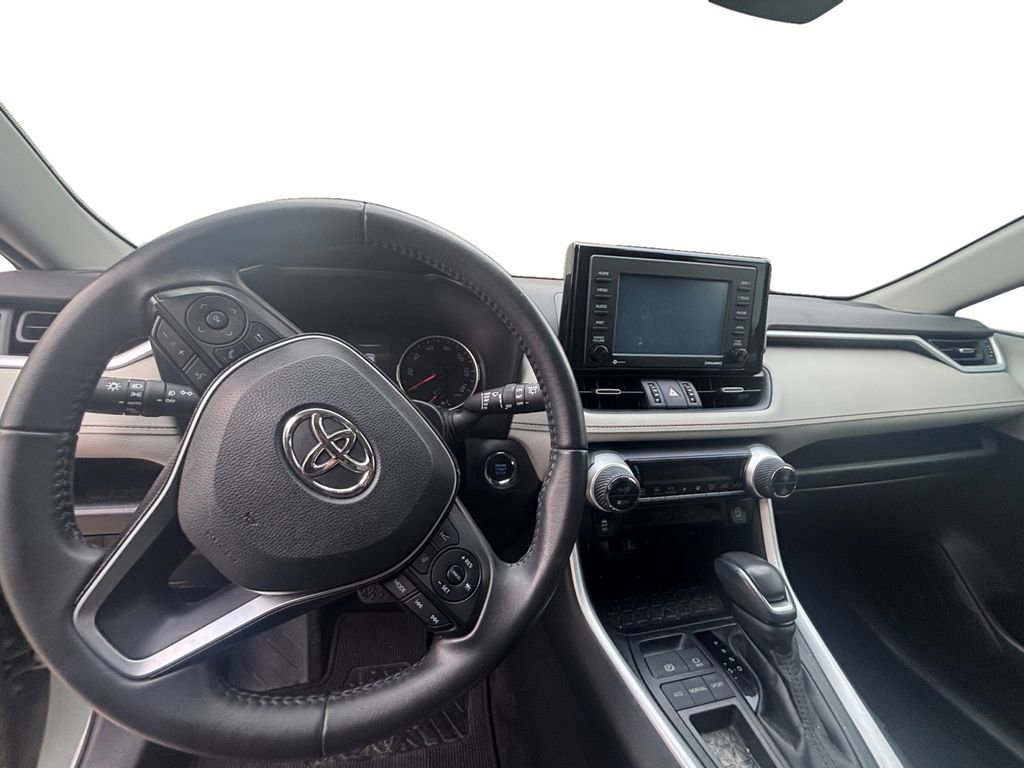 Used 2020 Toyota RAV4 XLE Premium image 10
