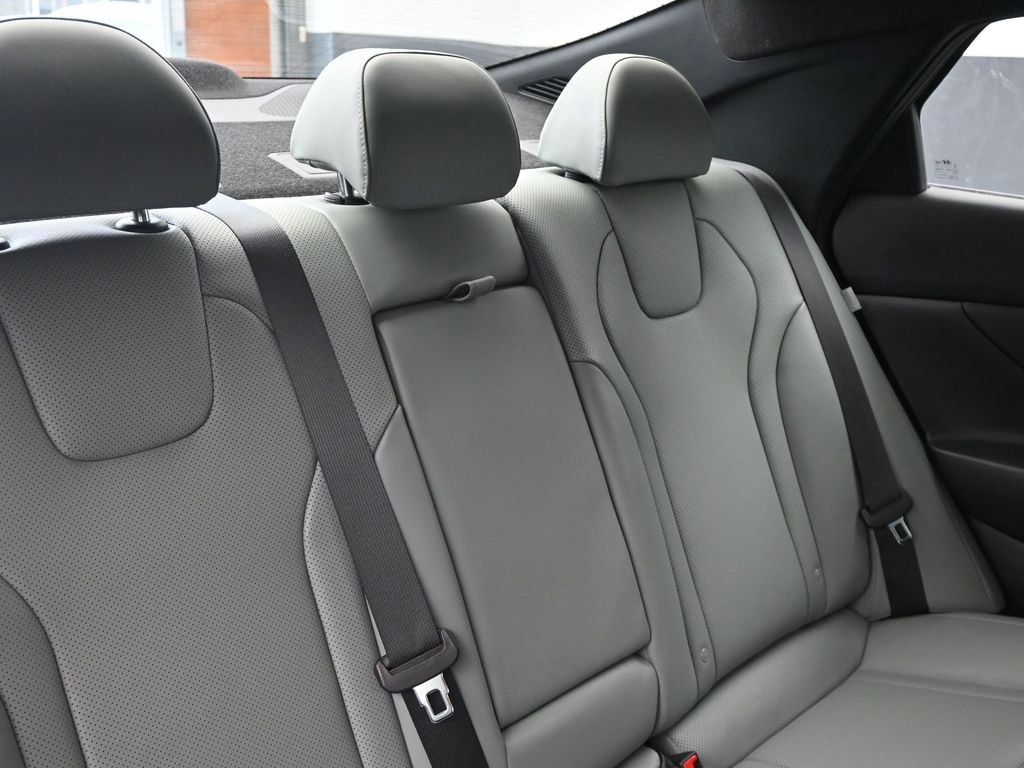 Used 2025 Hyundai Elantra Limited image 14