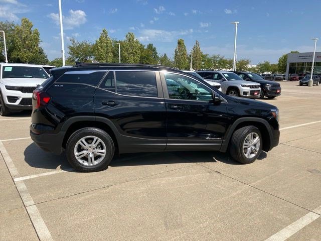 Used 2023 GMC Terrain SLE w/ Driver Convenience Package AWD/4WD image 5