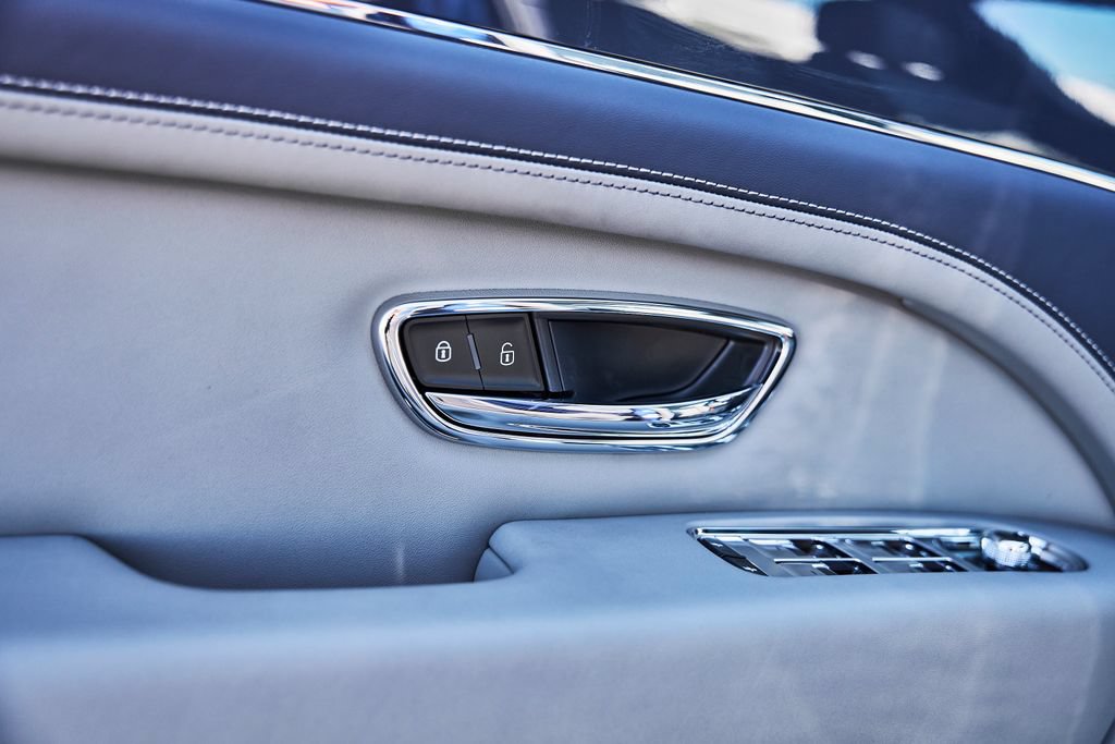 Used 2025 Bentley Bentayga Extended Wheelbase AWD/4WD image 32