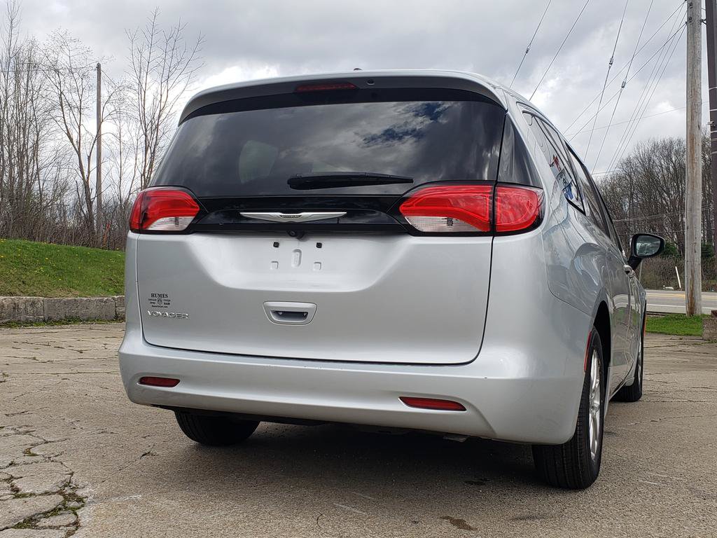 Certified 2023 Chrysler Voyager LX FWD image 3