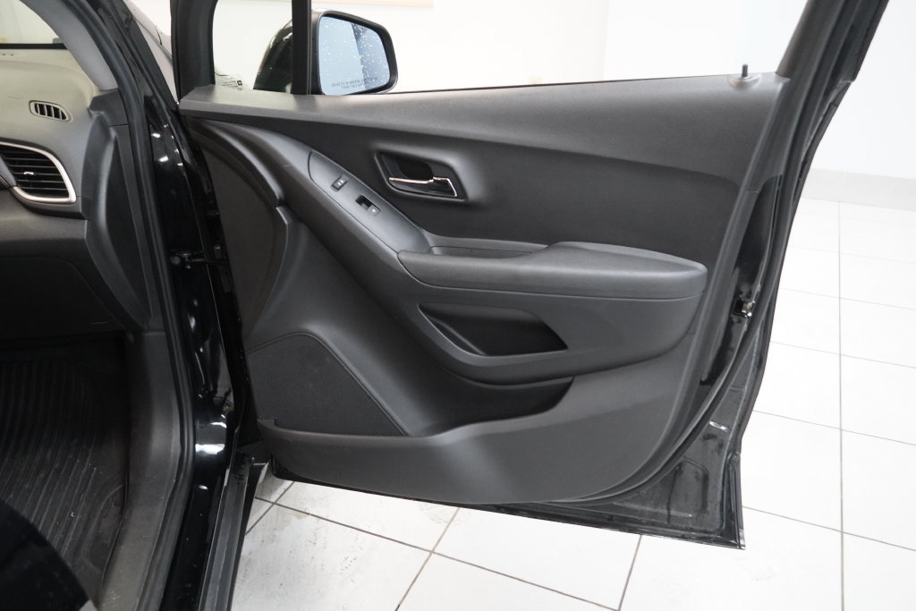 Used 2019 Chevrolet Trax LT w/ LT Convenience Package FWD image 23