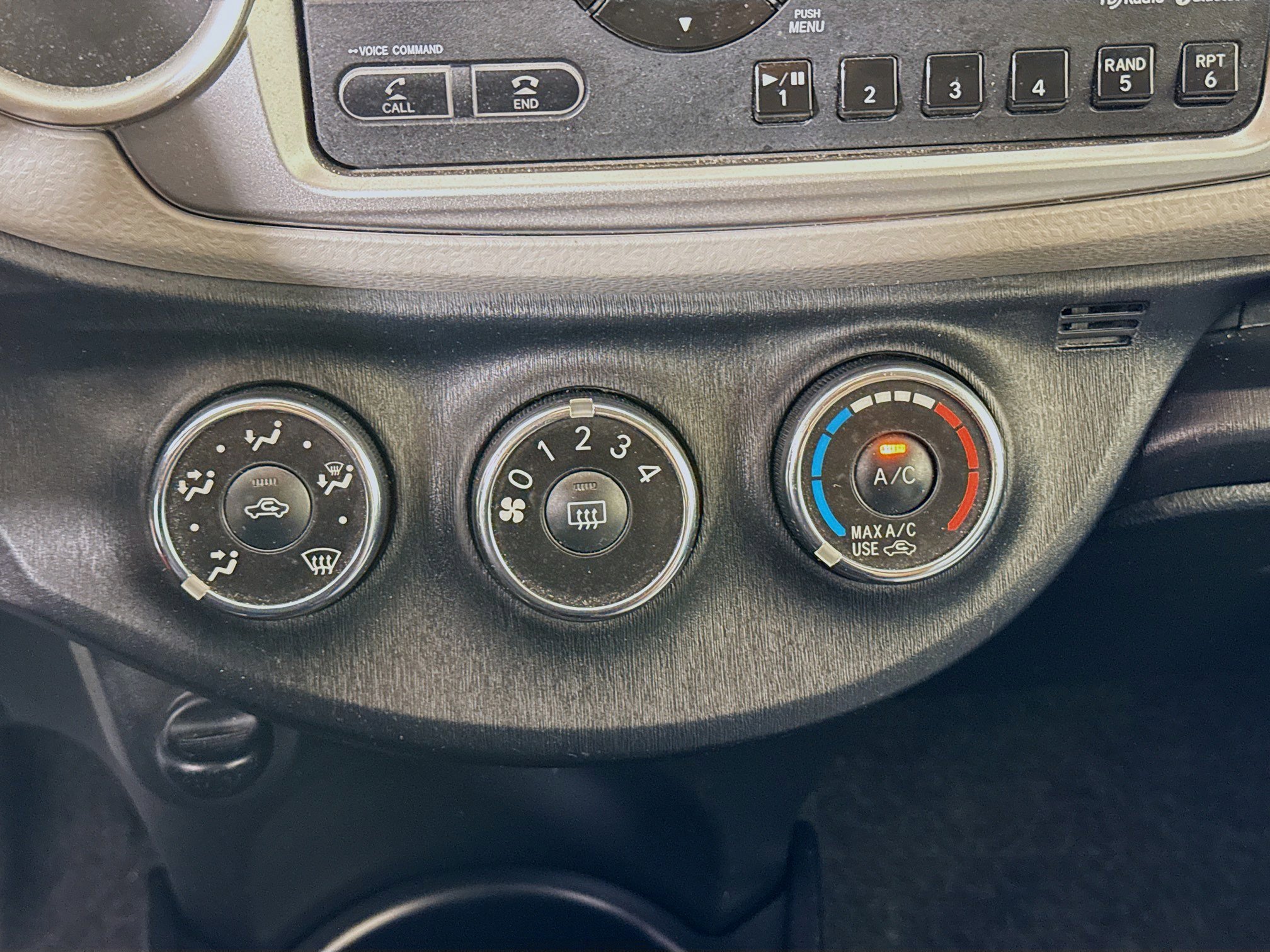 Used 2014 Toyota Yaris L image 15