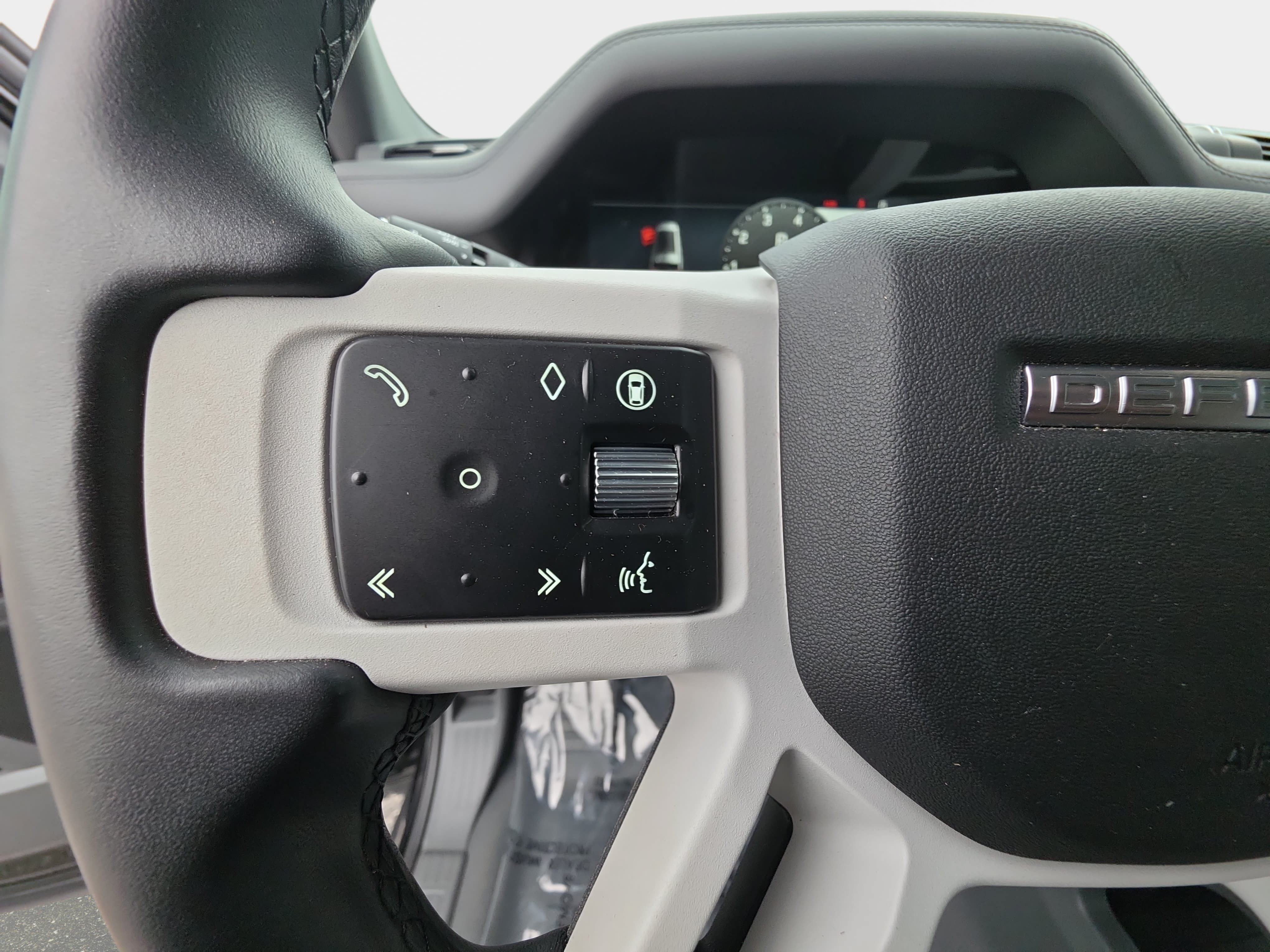Certified 2025 Land Rover Defender 130 X-Dynamic SE AWD/4WD image 18