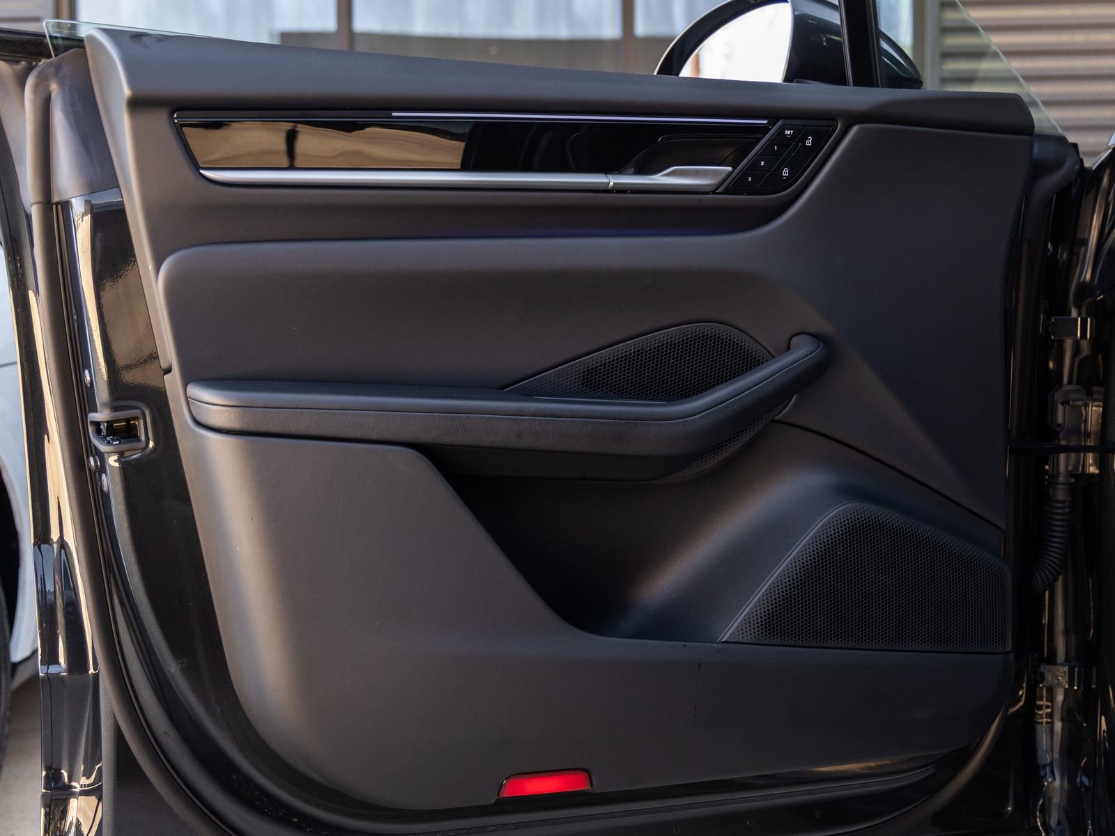 Certified 2025 Porsche Macan Electric image 19