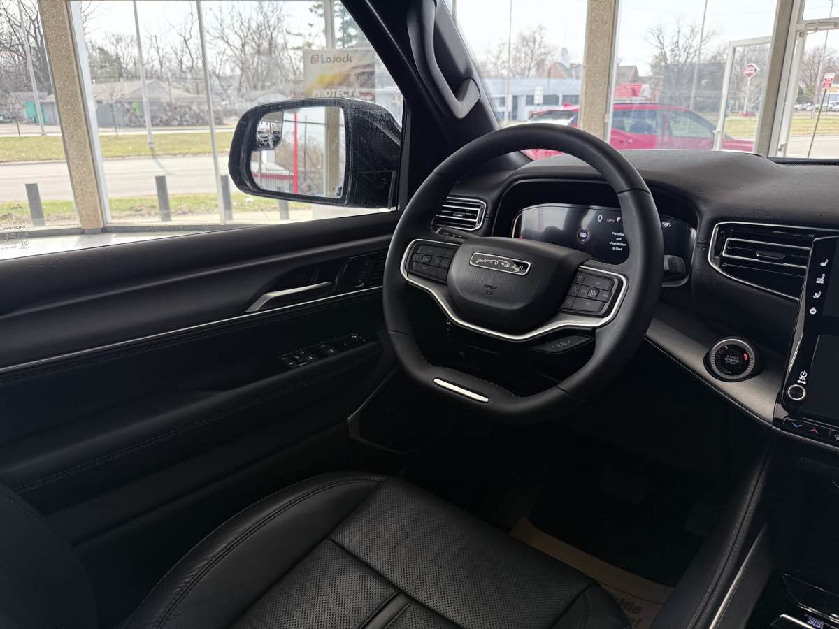 Used 2025 Jeep Wagoneer L Series III w/ Premium Group I AWD/4WD image 49