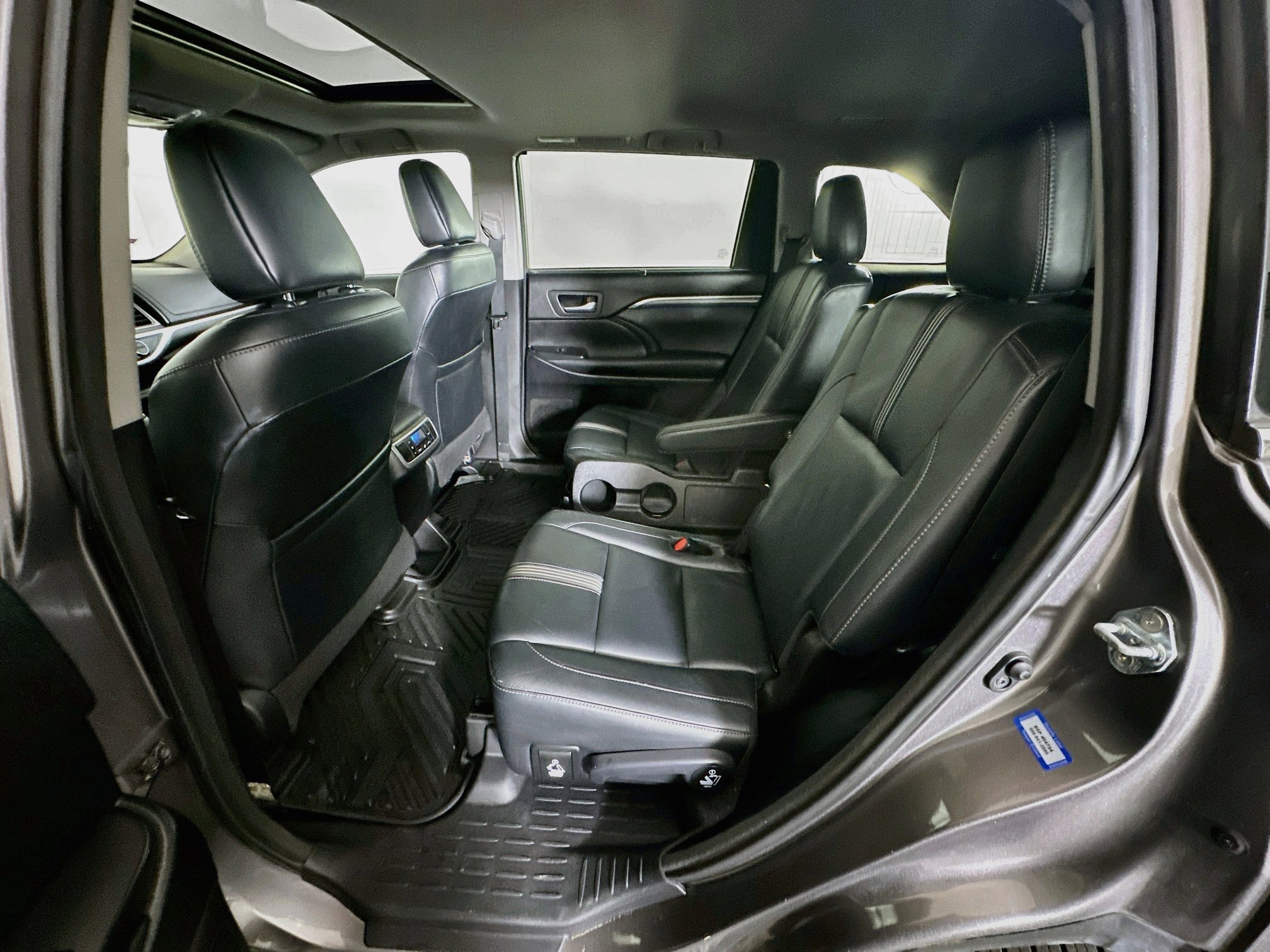 Used 2018 Toyota Highlander SE FWD image 30