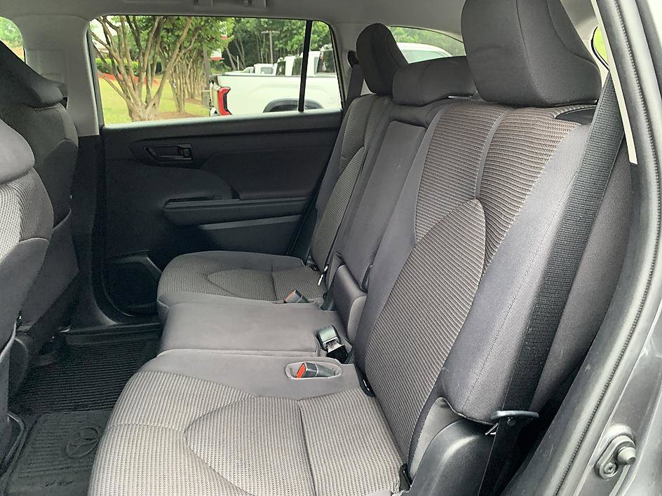 Used 2022 Toyota Highlander LE AWD/4WD image 11