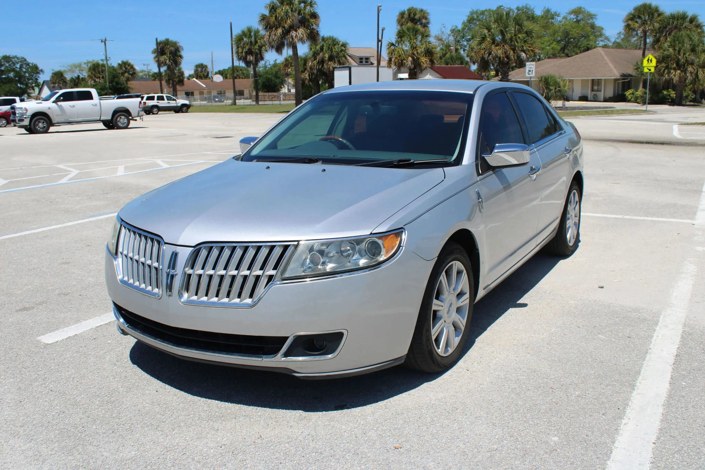 Used 2010 Lincoln MKZ FWD image 1