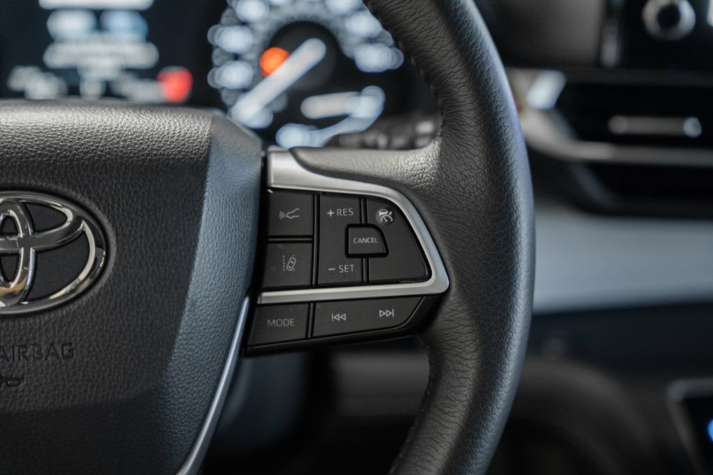 Used 2025 Toyota Sienna XLE FWD image 30