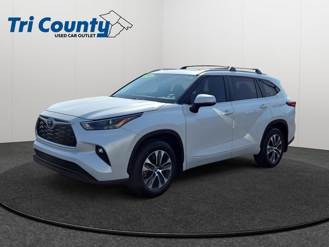 Used 2023 Toyota Highlander XLE FWD image 3