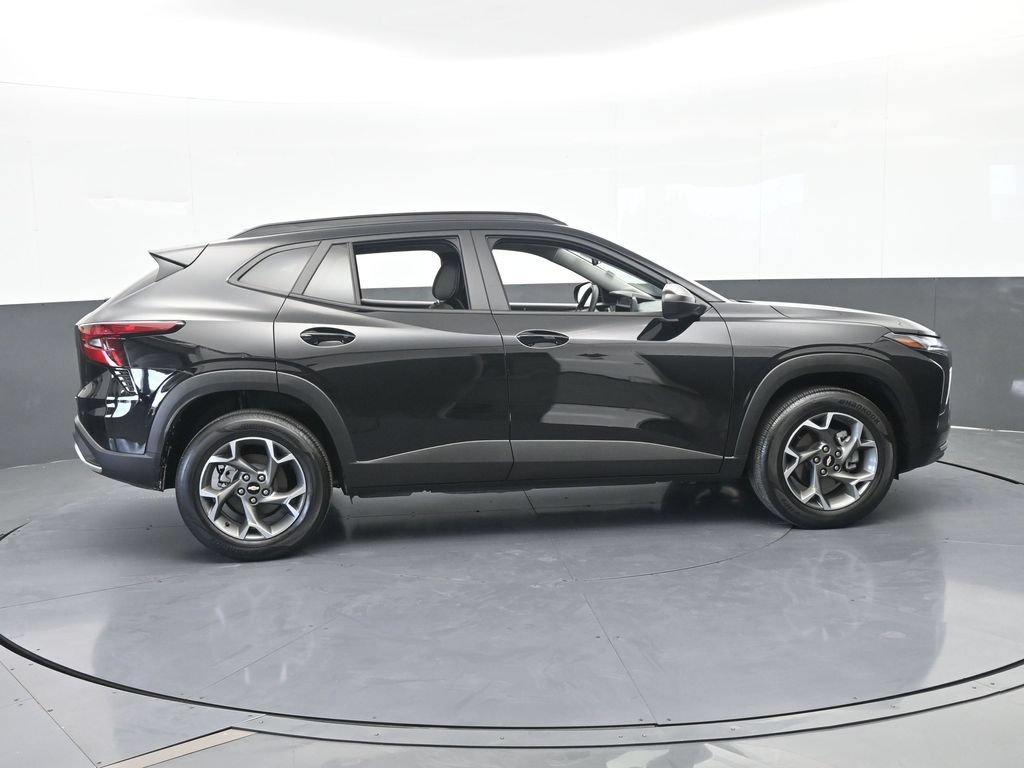 Used 2025 Chevrolet Trax LT FWD image 7