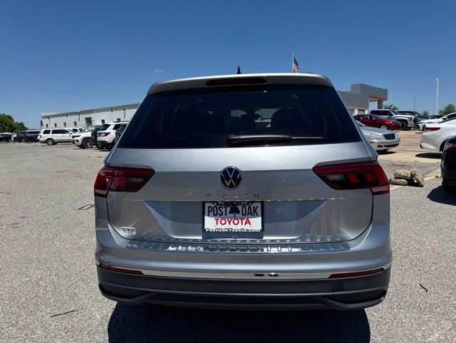 Used 2023 Volkswagen Tiguan SE w/ Panoramic Sunroof Package FWD image 6