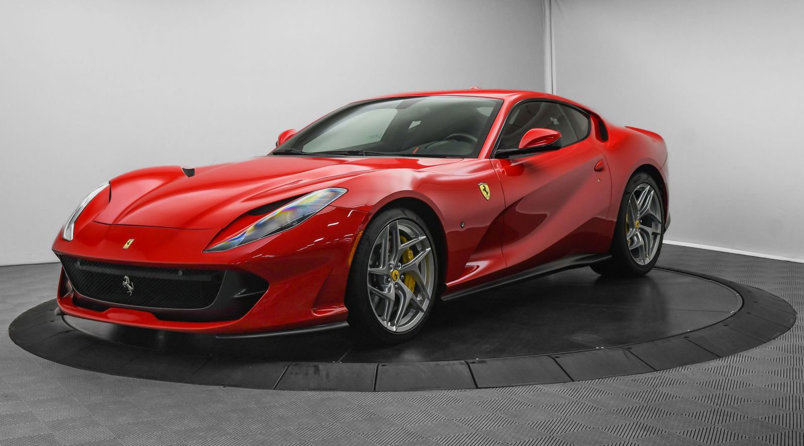 Used 2018 Ferrari 812 Superfast RWD image 3