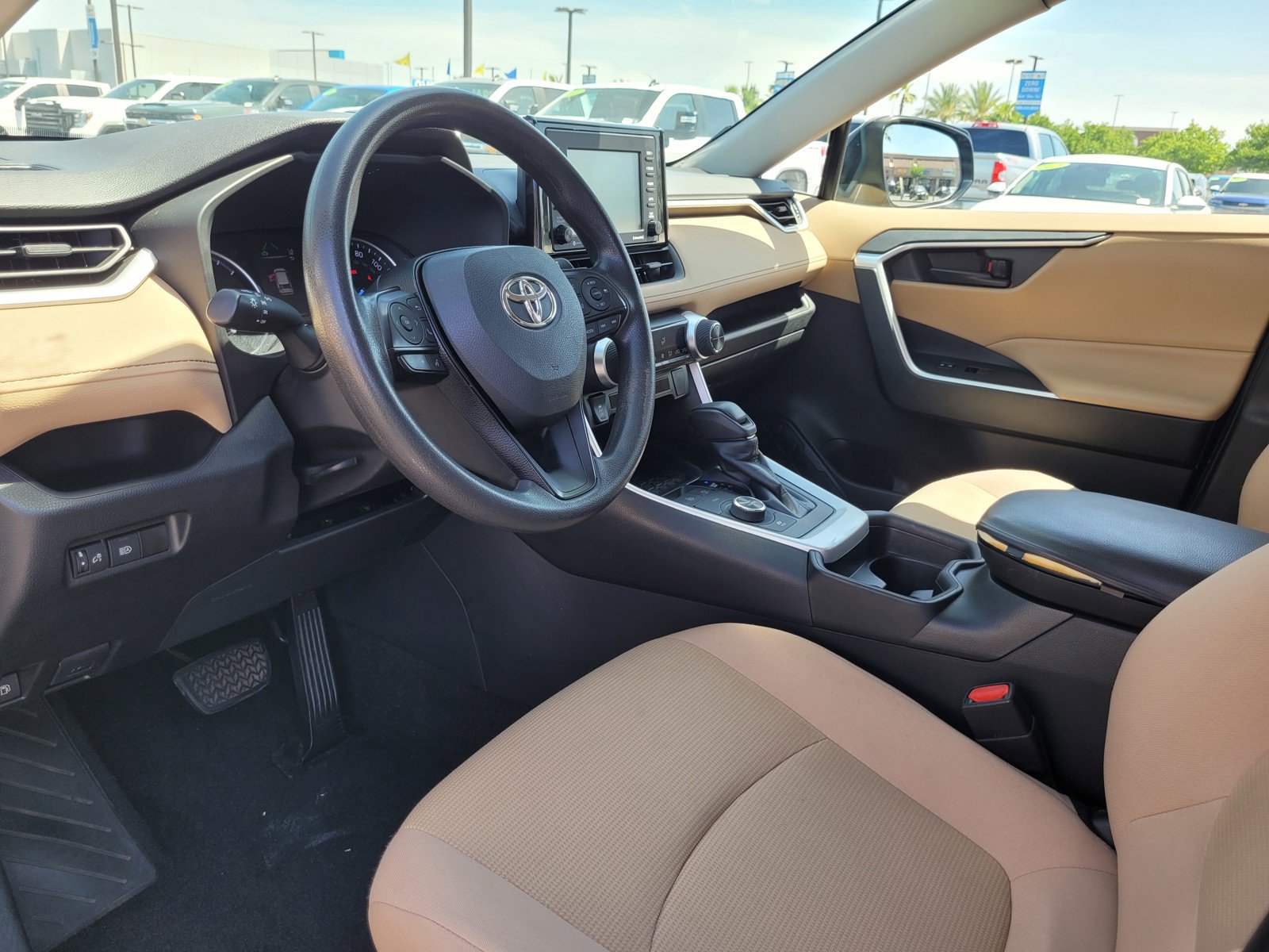 Used 2021 Toyota RAV4 LE image 9