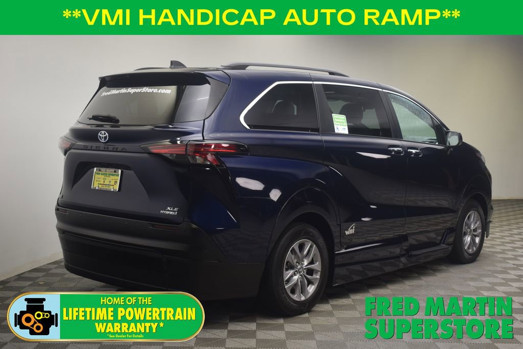 Used 2022 Toyota Sienna XLE image 4