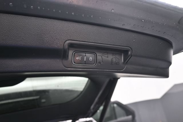 Used 2022 Ford Explorer XLT w/ Equipment Group 202A AWD/4WD image 7