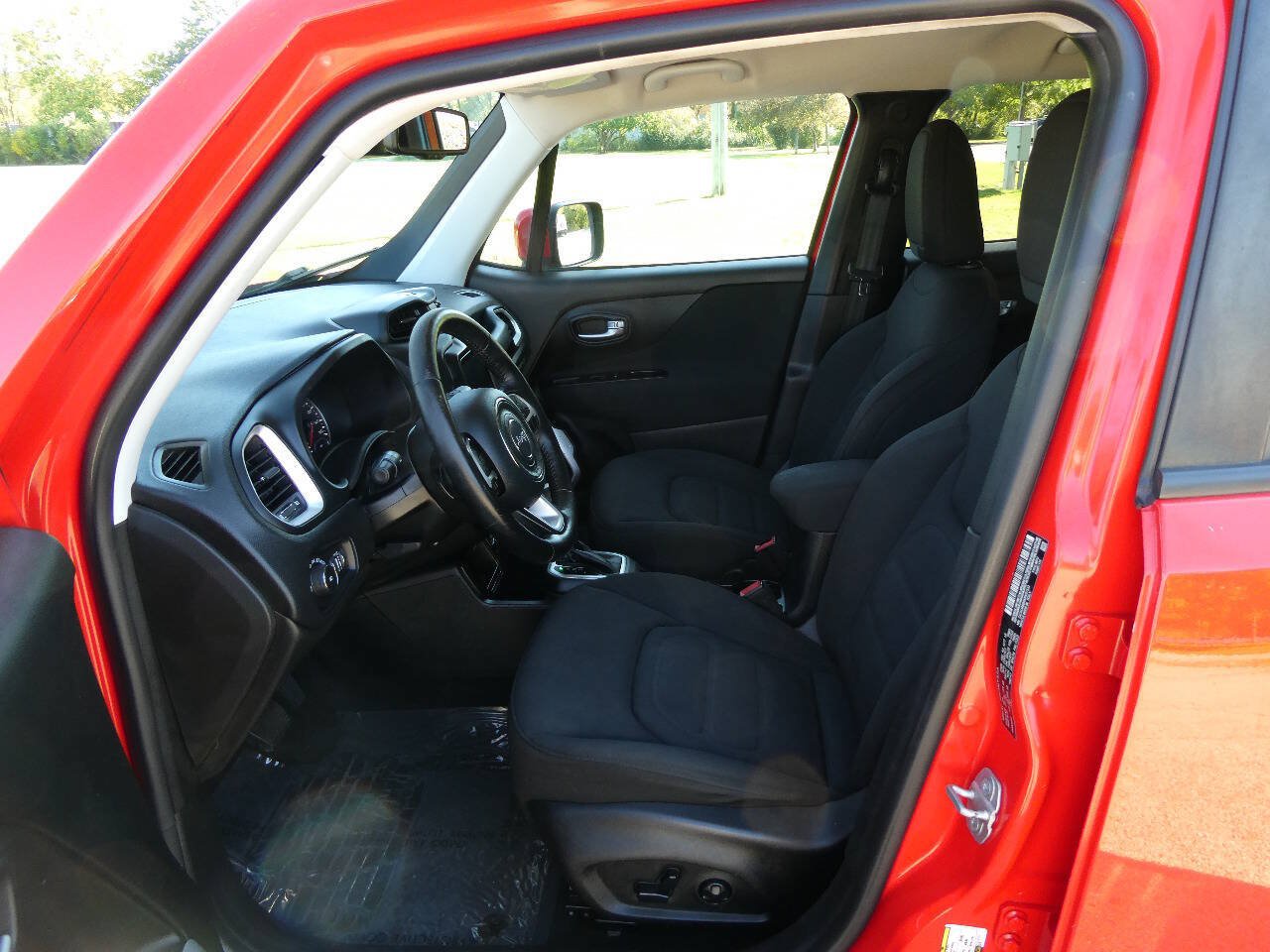 Used 2019 Jeep Renegade Latitude w/ Cold Weather Group FWD image 9