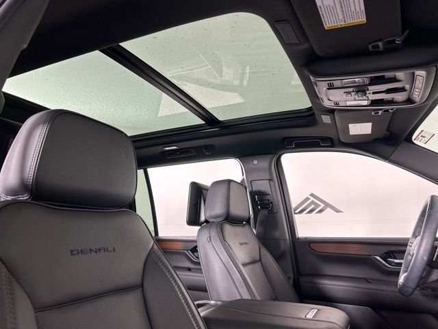 Used 2025 GMC Yukon XL Denali w/ Denali Reserve Package image 30