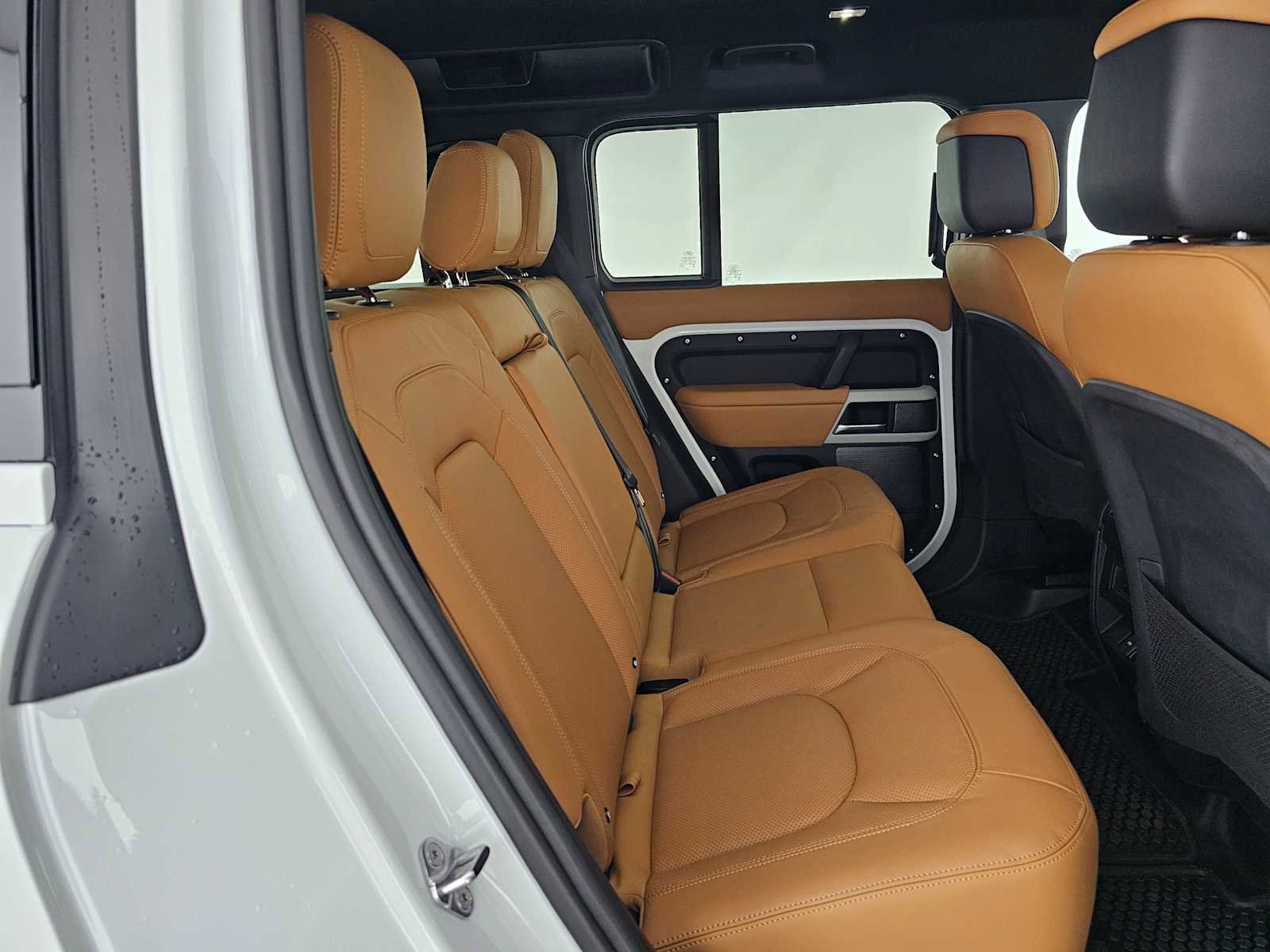 Used 2024 Land Rover Defender 110 SE image 12