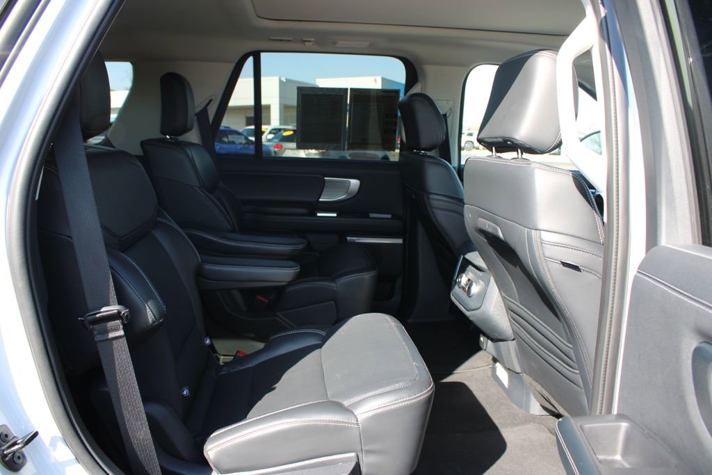 Used 2025 Ford Expedition Platinum image 38
