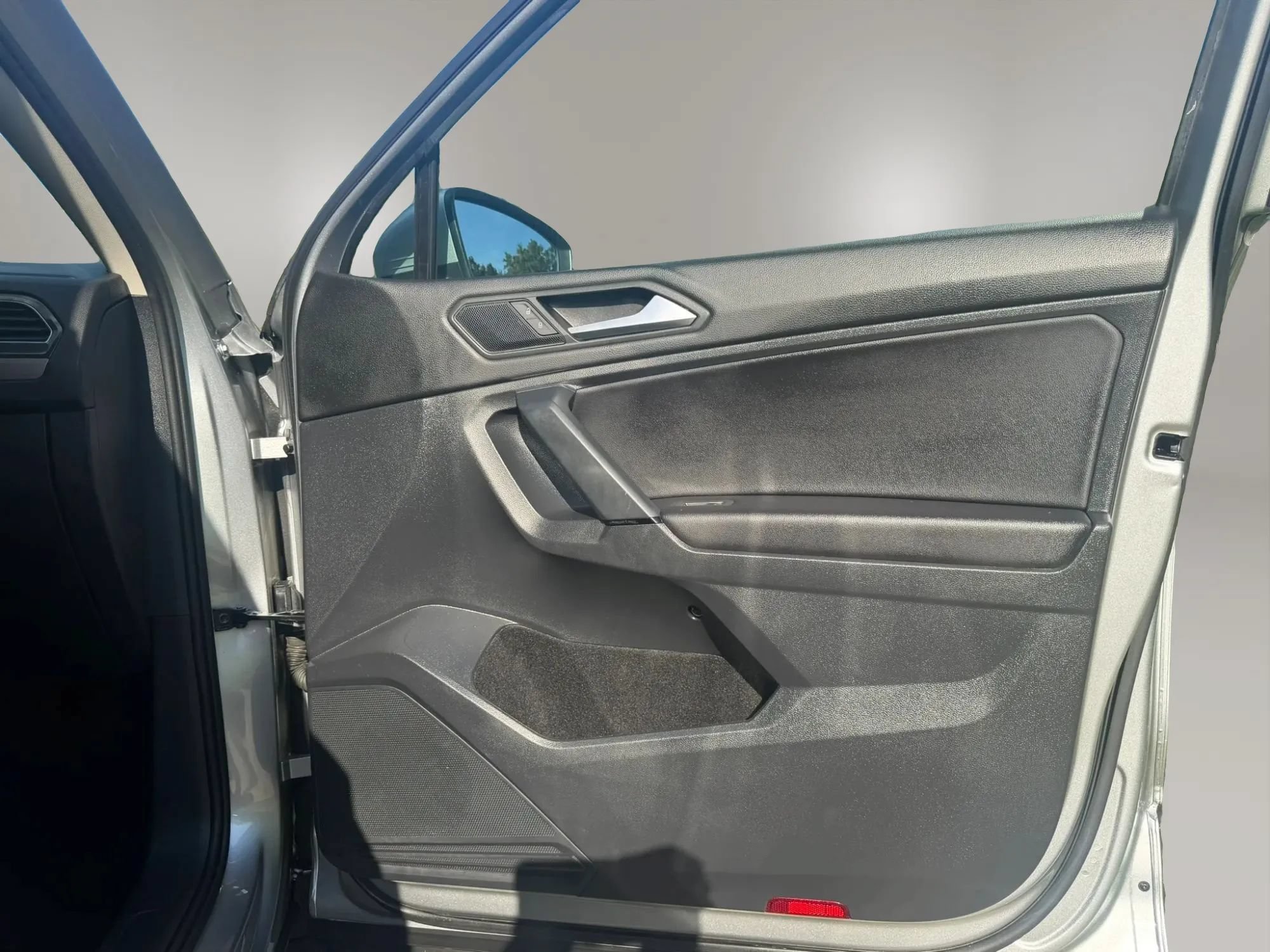 Used 2019 Volkswagen Tiguan SE w/ Panoramic Sunroof Package FWD image 39